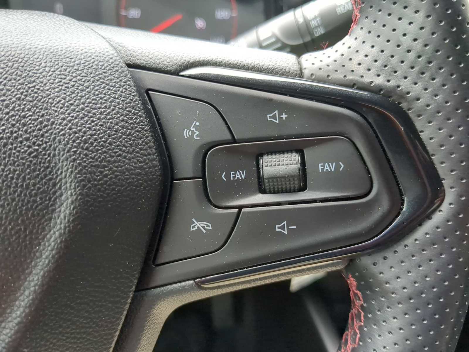 Used 2025 Chevrolet Trax RS w/ Sunroof Package FWD image 16
