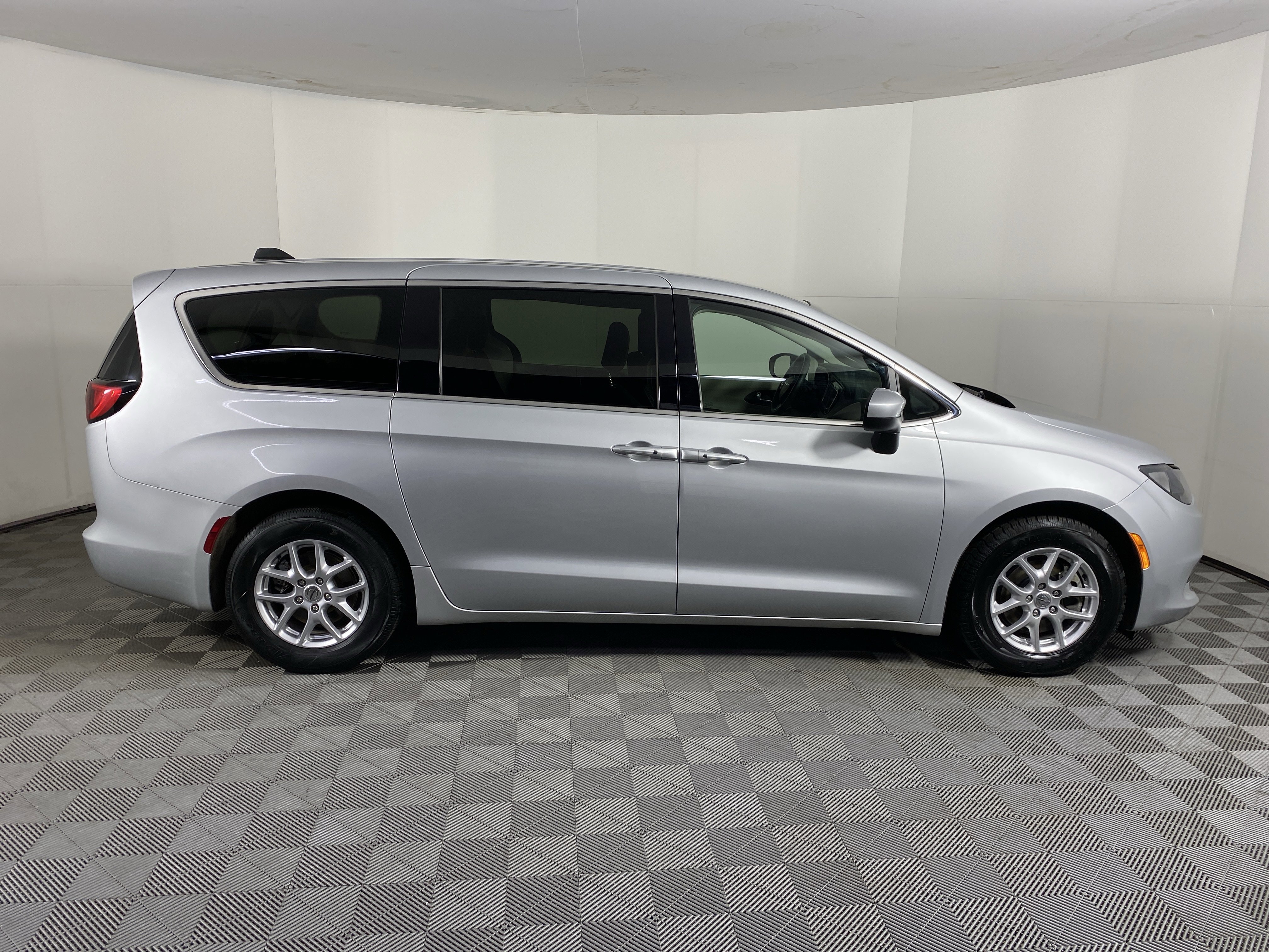 Used 2023 Chrysler Voyager LX image 6
