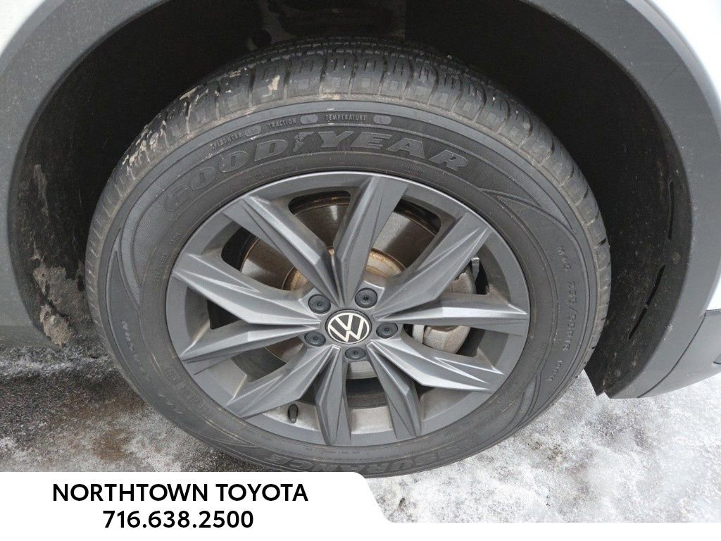 Used 2022 Volkswagen Tiguan SE w/ Panoramic Sunroof Package image 2