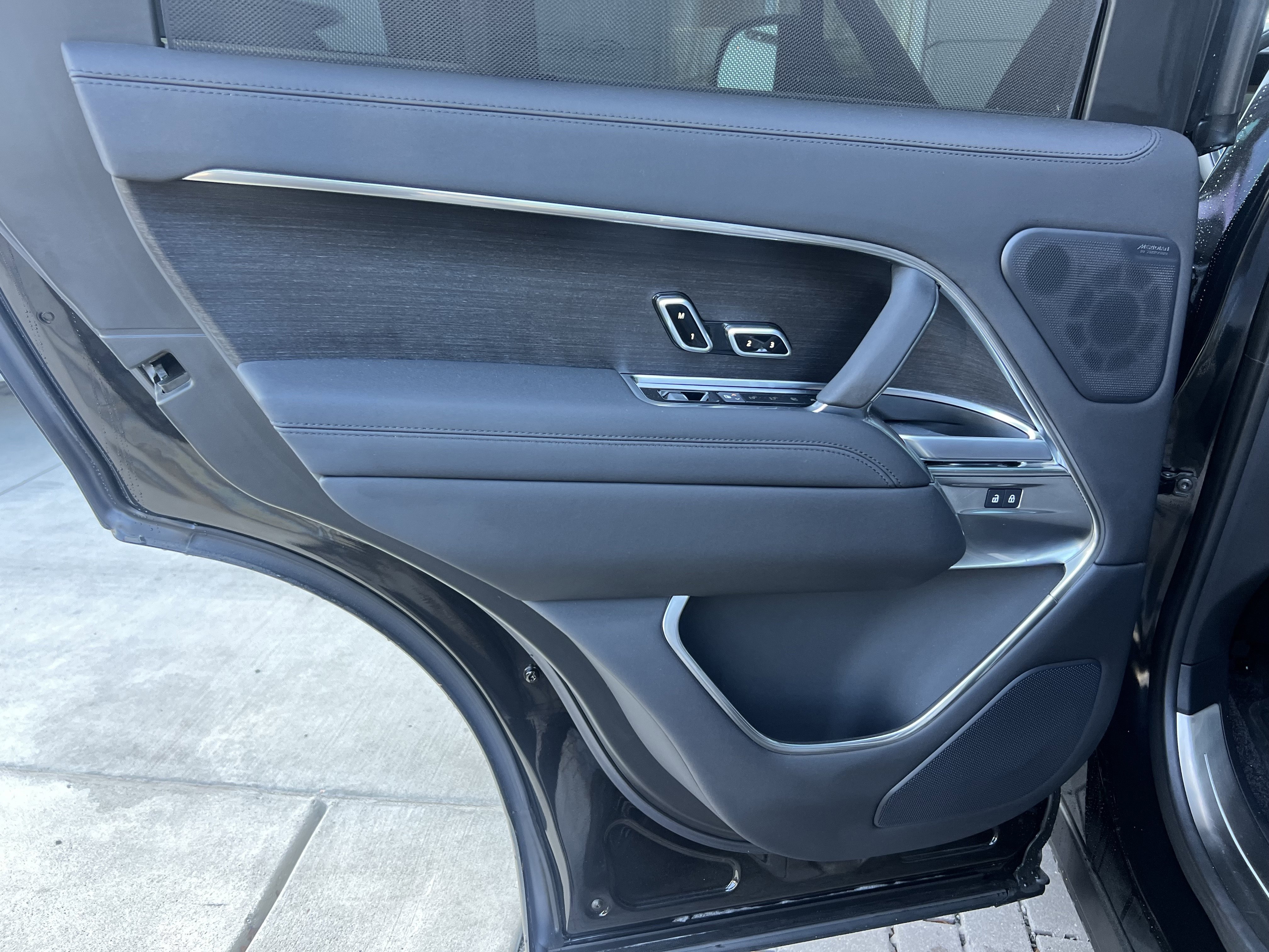 Used 2025 Land Rover Range Rover SE image 25