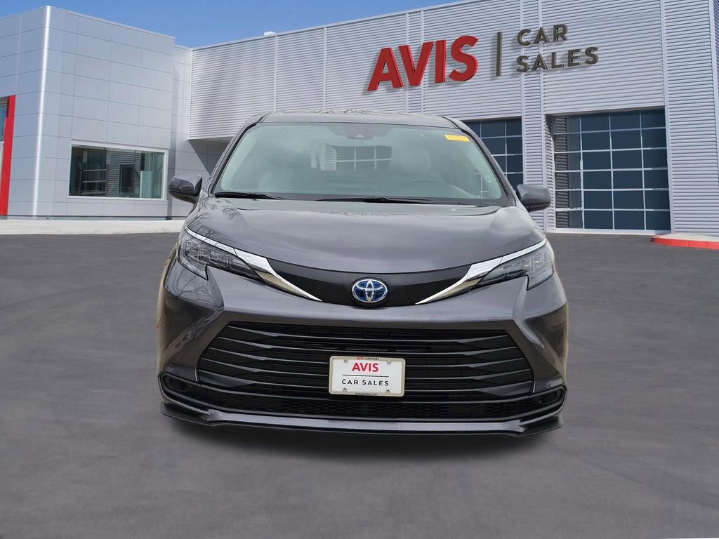 Used 2025 Toyota Sienna LE image 10