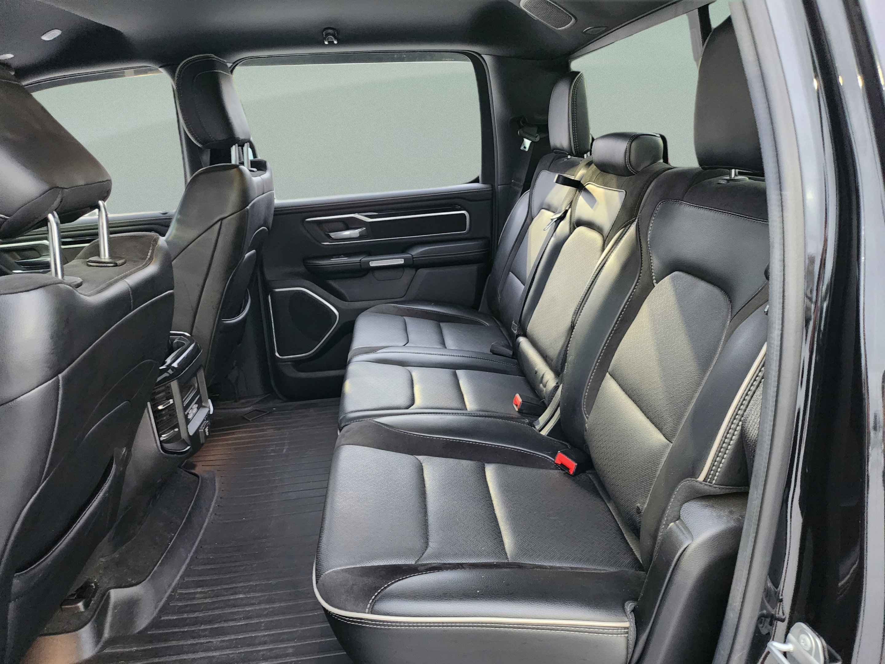 Used 2019 RAM 1500 Laramie w/ Sport Appearance Package AWD/4WD image 19