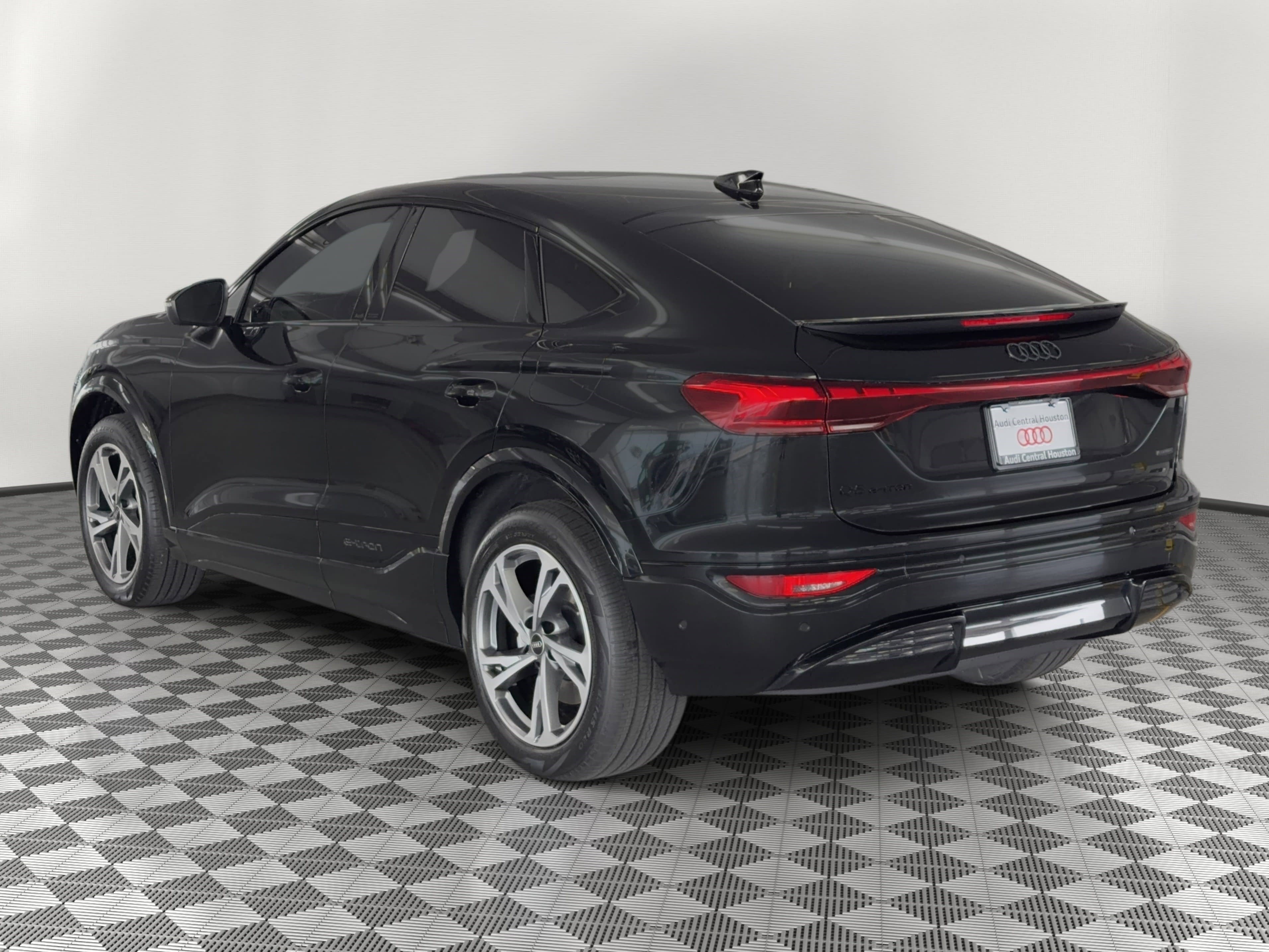 New 2027 Audi Q6 e-tron Premium Plus AWD/4WD image 3