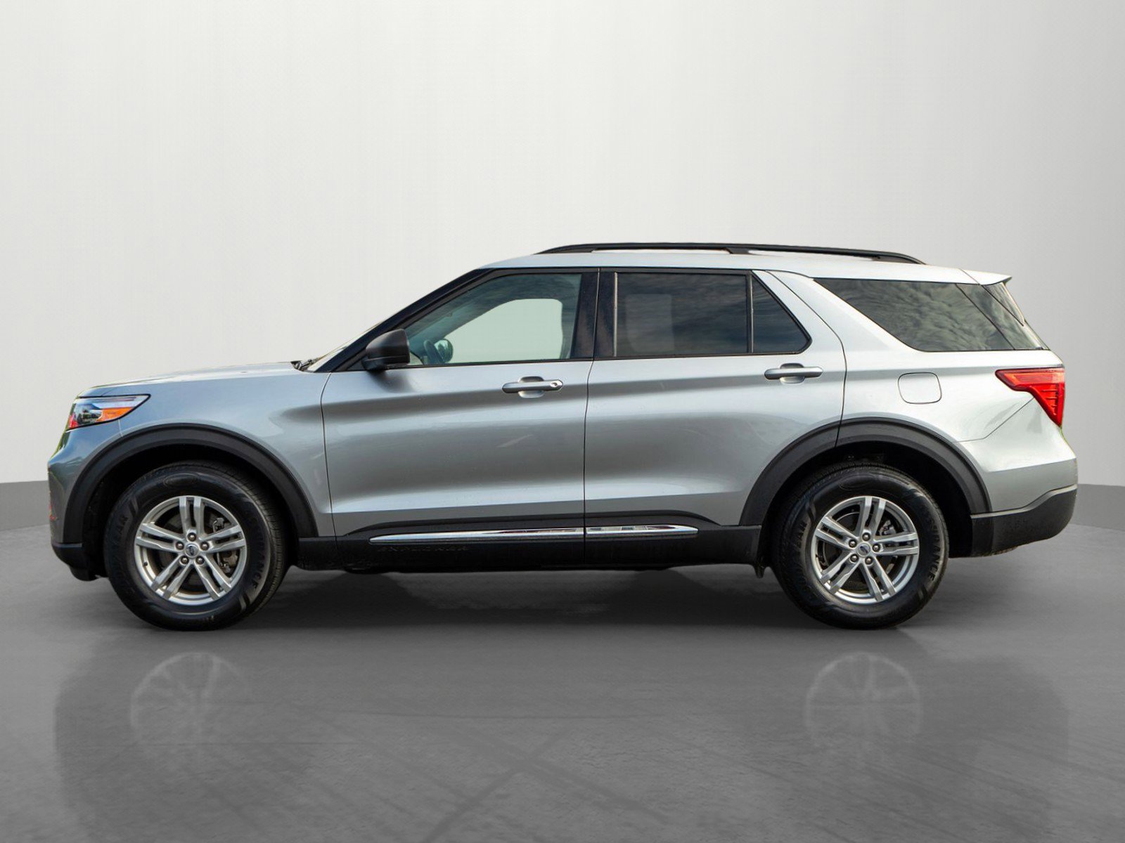 Used 2024 Ford Explorer XLT w/ Equipment Group 202A AWD/4WD image 4