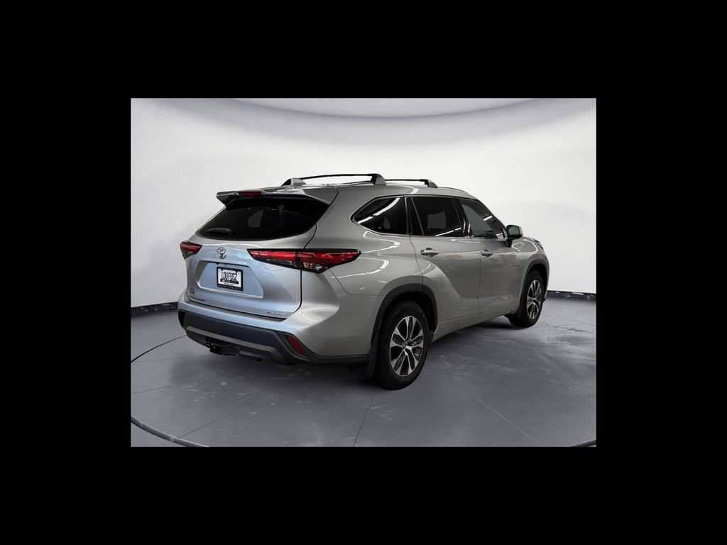 Used 2021 Toyota Highlander XLE AWD/4WD image 6