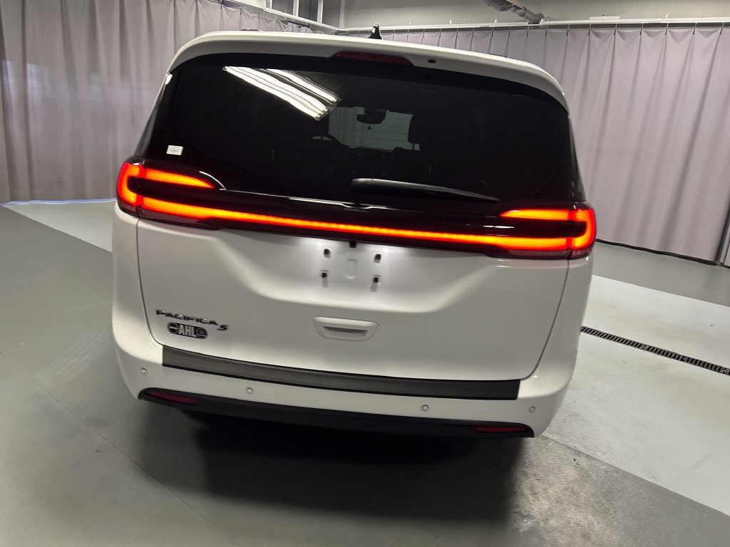 Used 2026 Chrysler Pacifica Select w/ S Appearance Package FWD image 6
