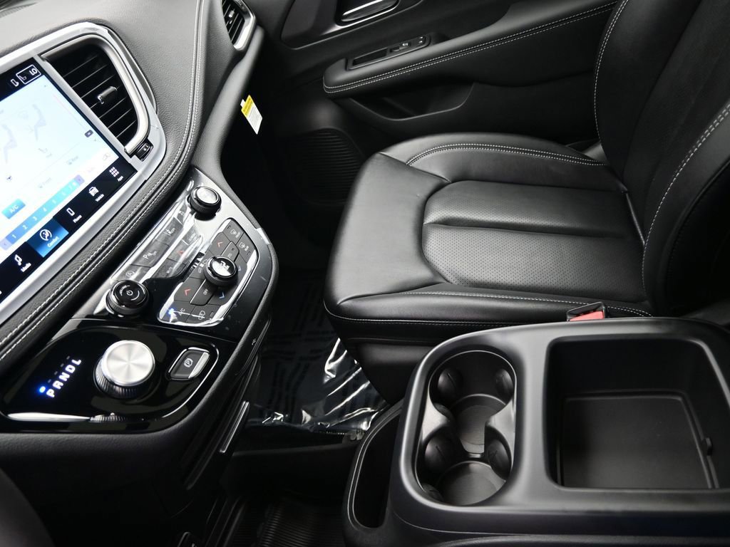 New 2026 Chrysler Pacifica Select image 16