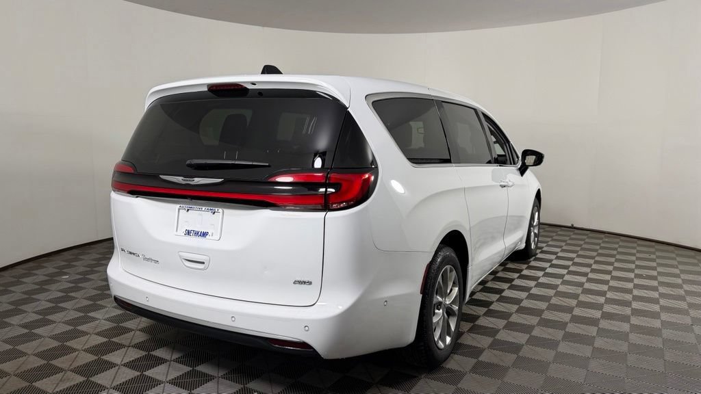 Used 2024 Chrysler Pacifica Touring-L AWD/4WD image 8