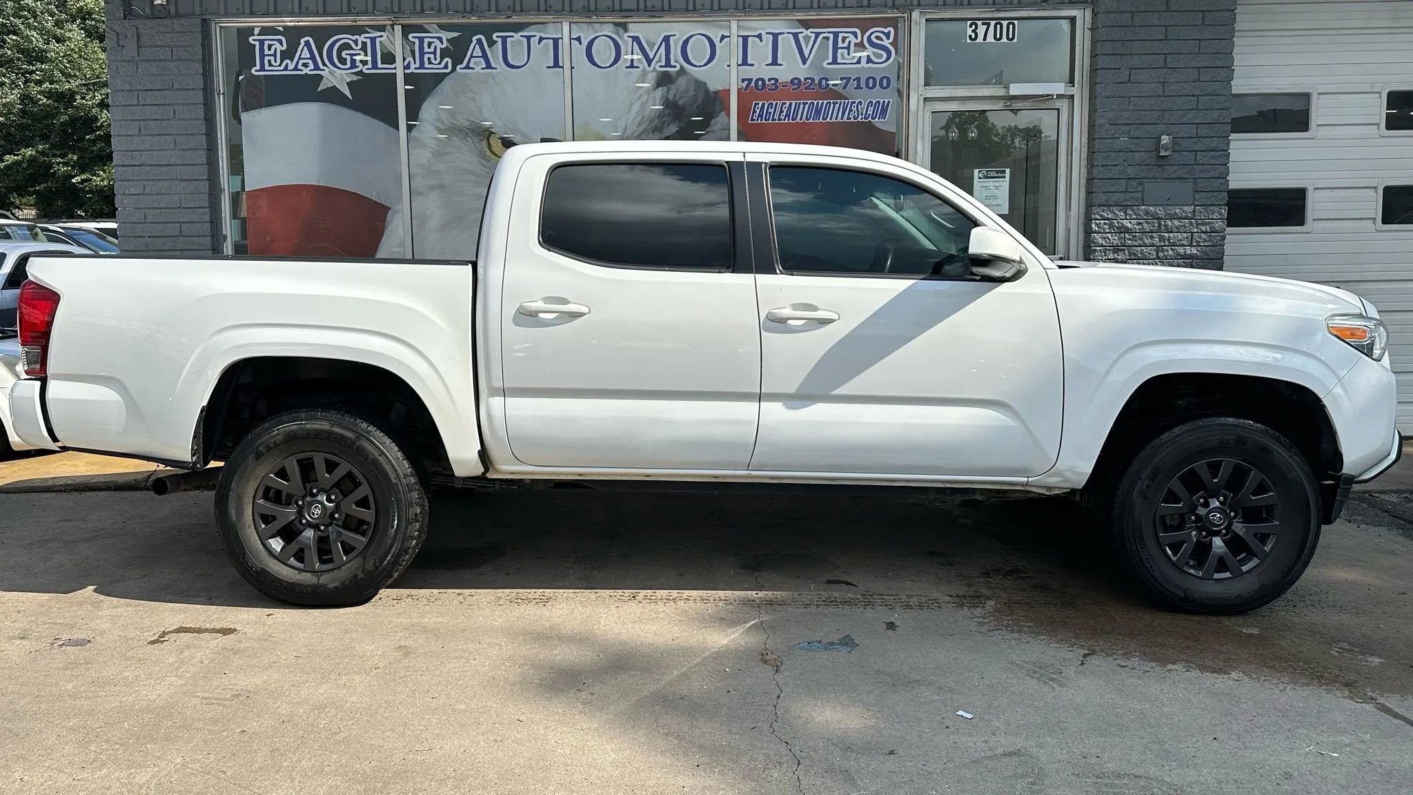Used 2017 Toyota Tacoma SR image 2