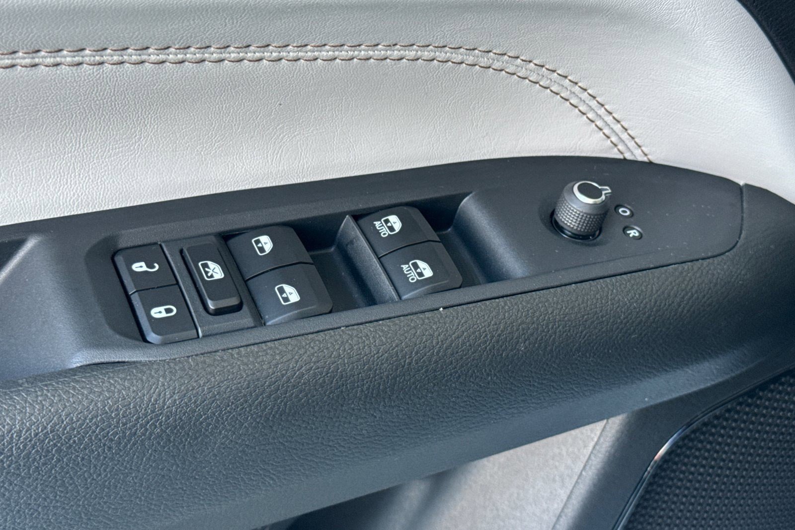 Used 2025 Jeep Compass Limited image 14