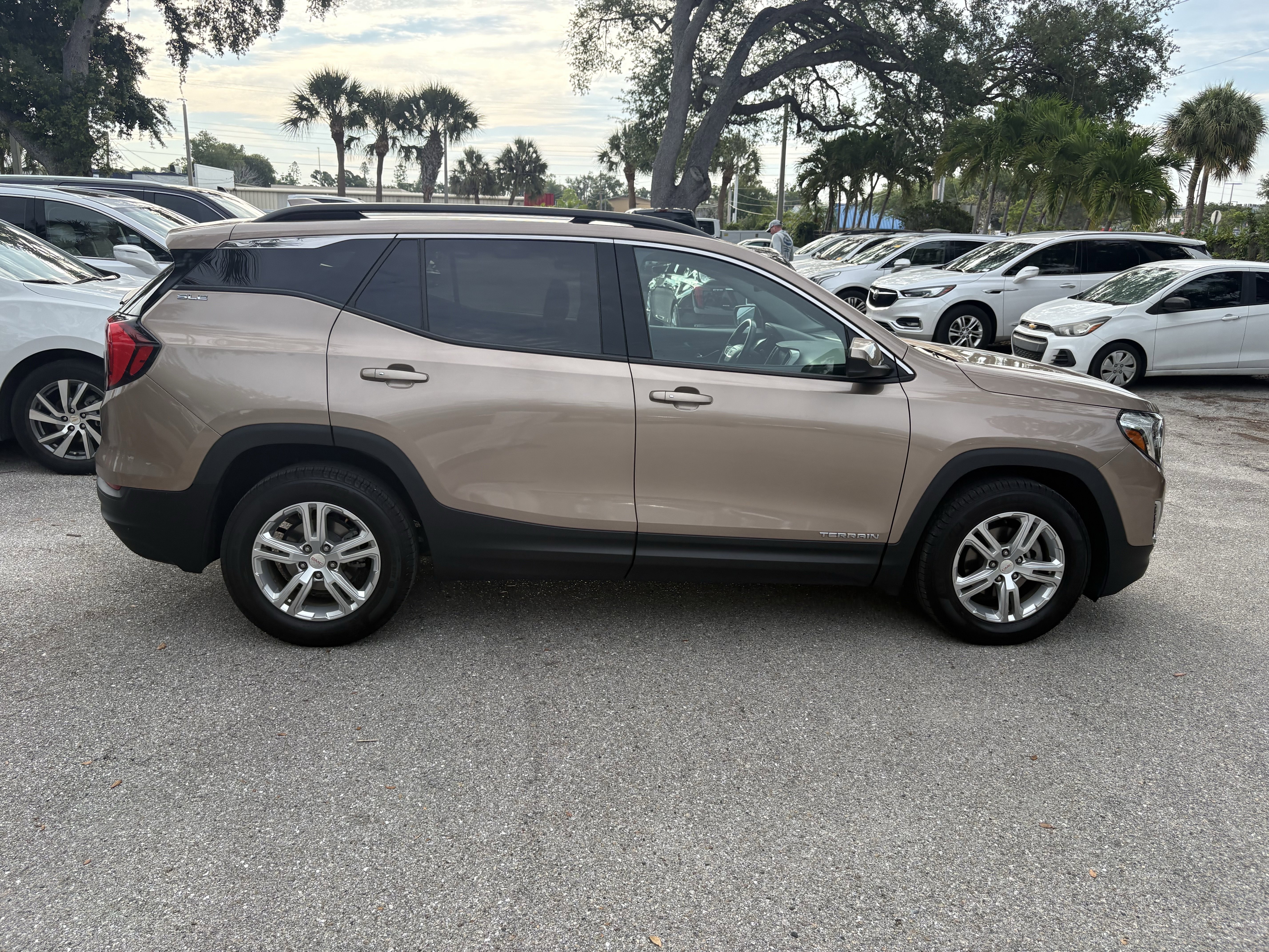 Used 2018 GMC Terrain SLE w/ Driver Convenience Package FWD image 8