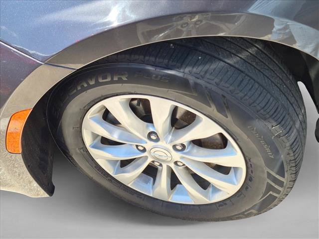 Used 2018 Chrysler Pacifica Touring Plus FWD image 11