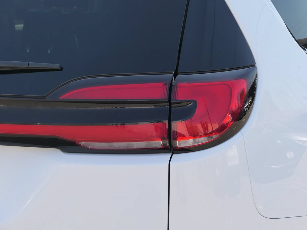 Used 2023 Chrysler Pacifica Touring-L FWD image 4