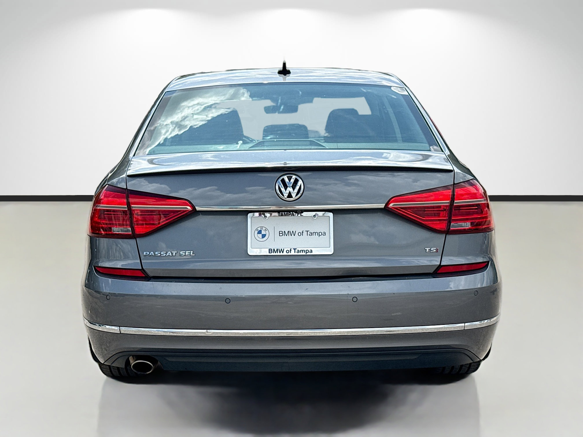 Used 2016 Volkswagen Passat 1.8T SEL Premium FWD image 4