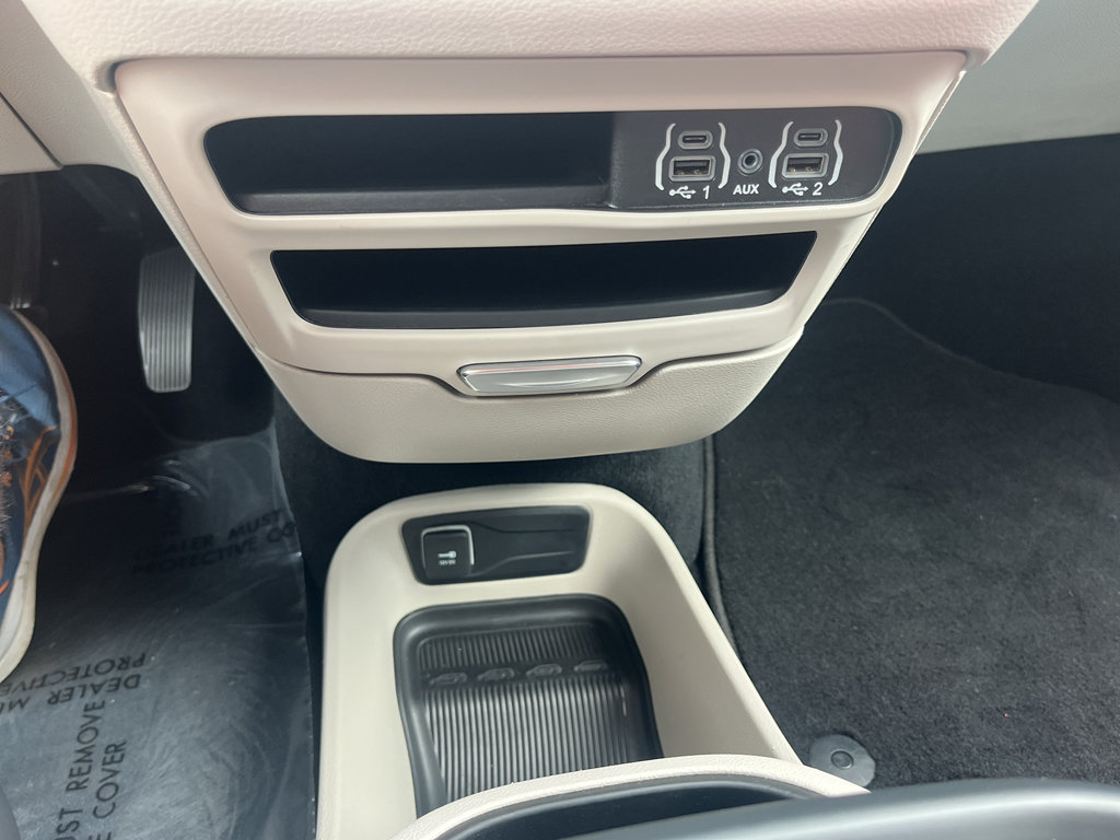 Used 2024 Chrysler Pacifica Touring-L FWD image 23
