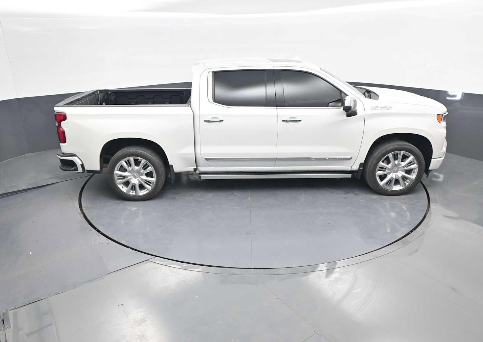 Used 2024 Chevrolet Silverado 1500 High Country w/ High Country Premium Package AWD/4WD image 38