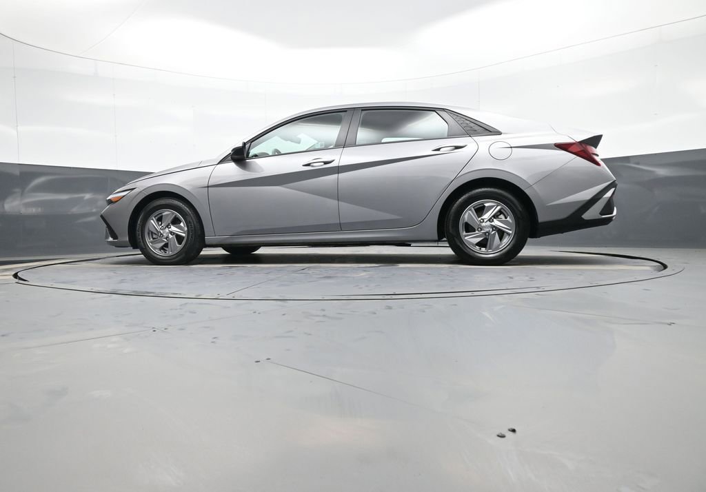 Certified 2025 Hyundai Elantra SE image 32
