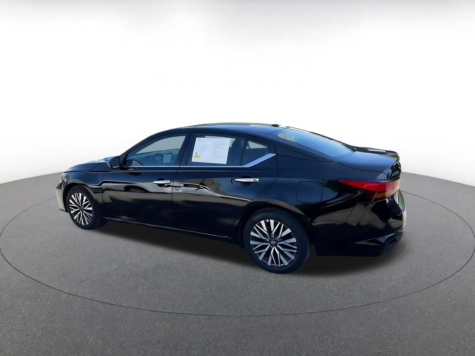 Used 2025 Nissan Altima 2.5 SV FWD image 10