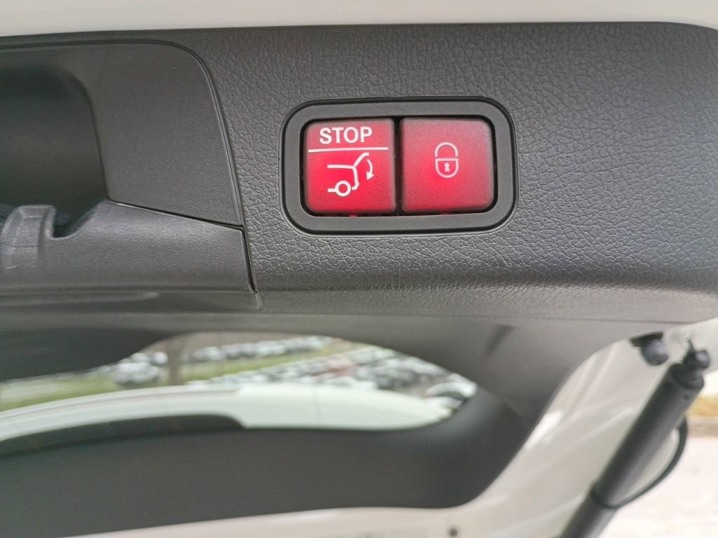 Used 2024 Mercedes-Benz GLB 250 4MATIC w/ Driver Assistance Package image 14