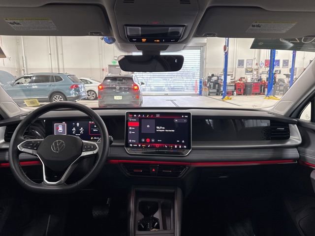 Used 2025 Volkswagen Tiguan SE image 6