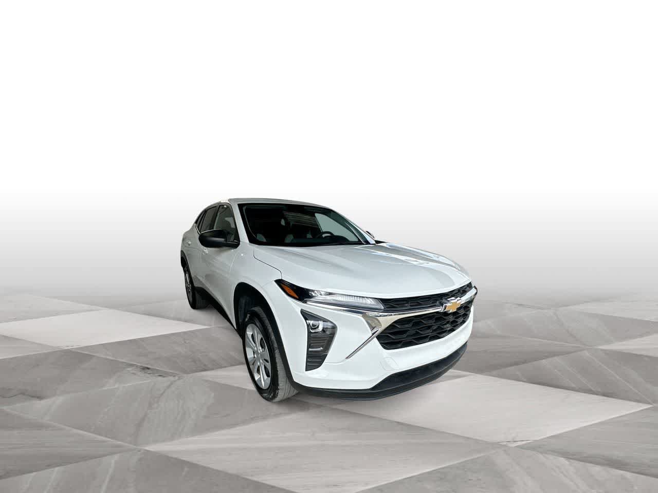 Used 2025 Chevrolet Trax LS FWD image 2