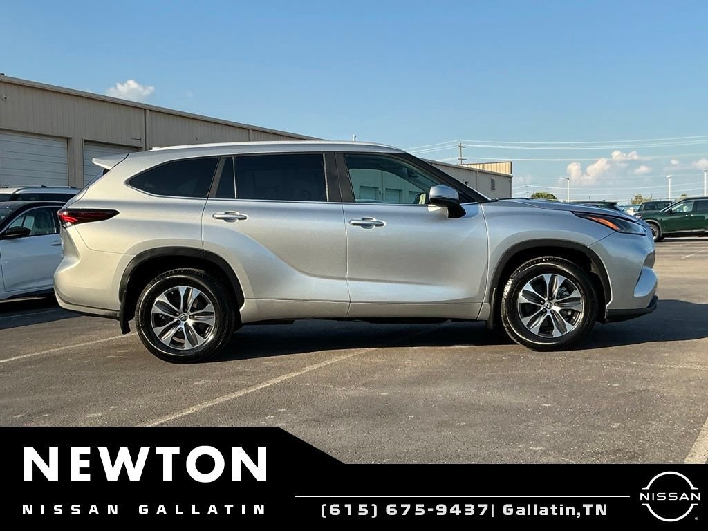 Used 2024 Toyota Highlander XLE AWD/4WD image 4