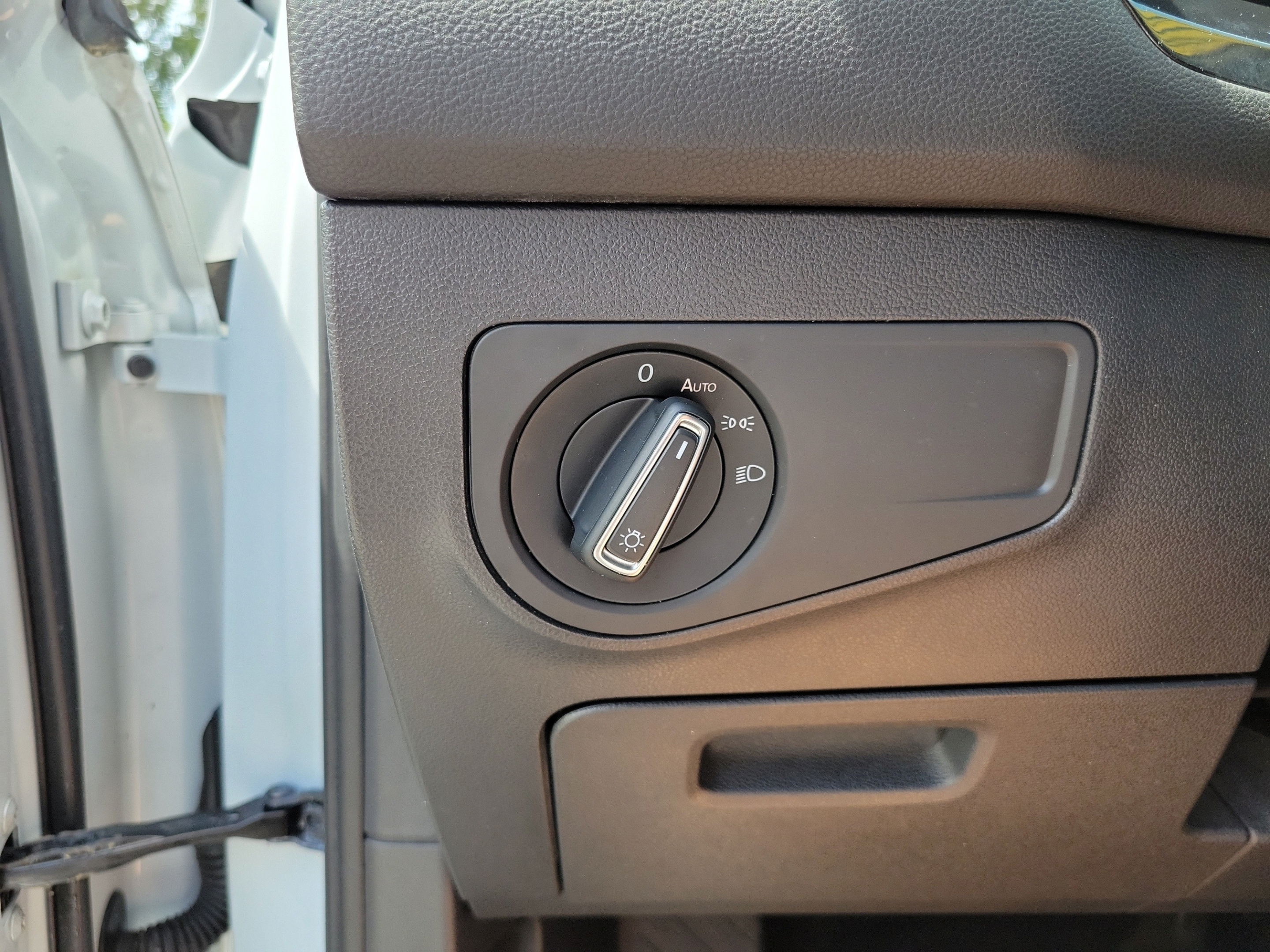 Used 2018 Volkswagen Tiguan SE w/ Panoramic Sunroof Package FWD image 19