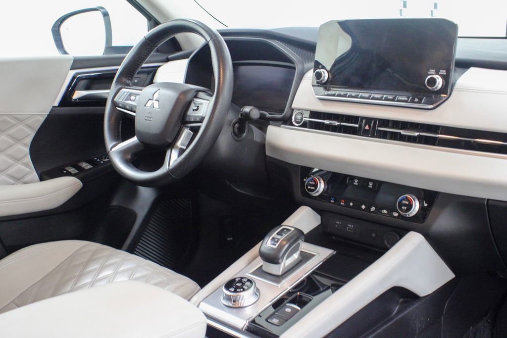 Used 2024 Mitsubishi Outlander SEL image 2