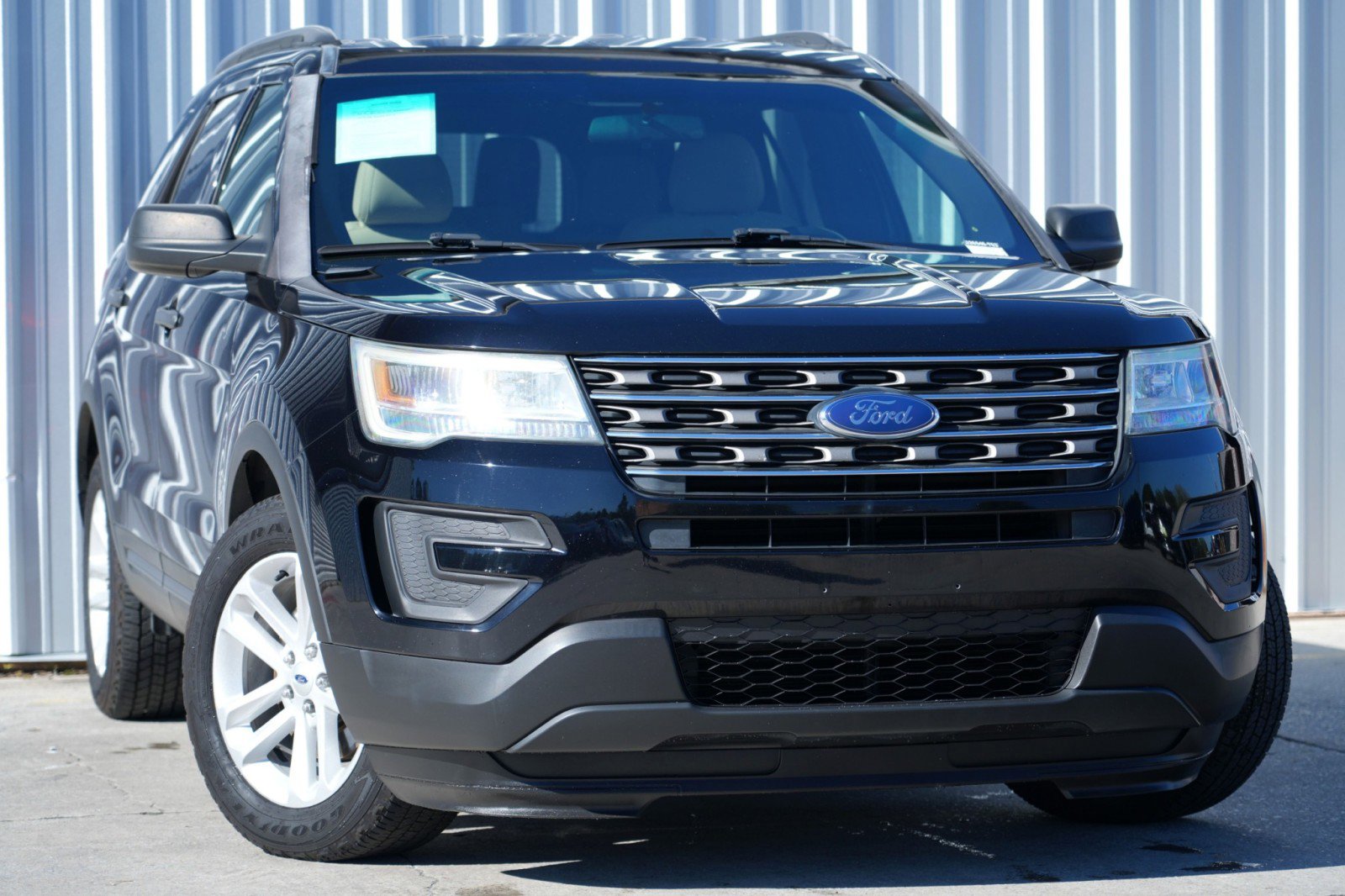 Used 2017 Ford Explorer FWD image 2