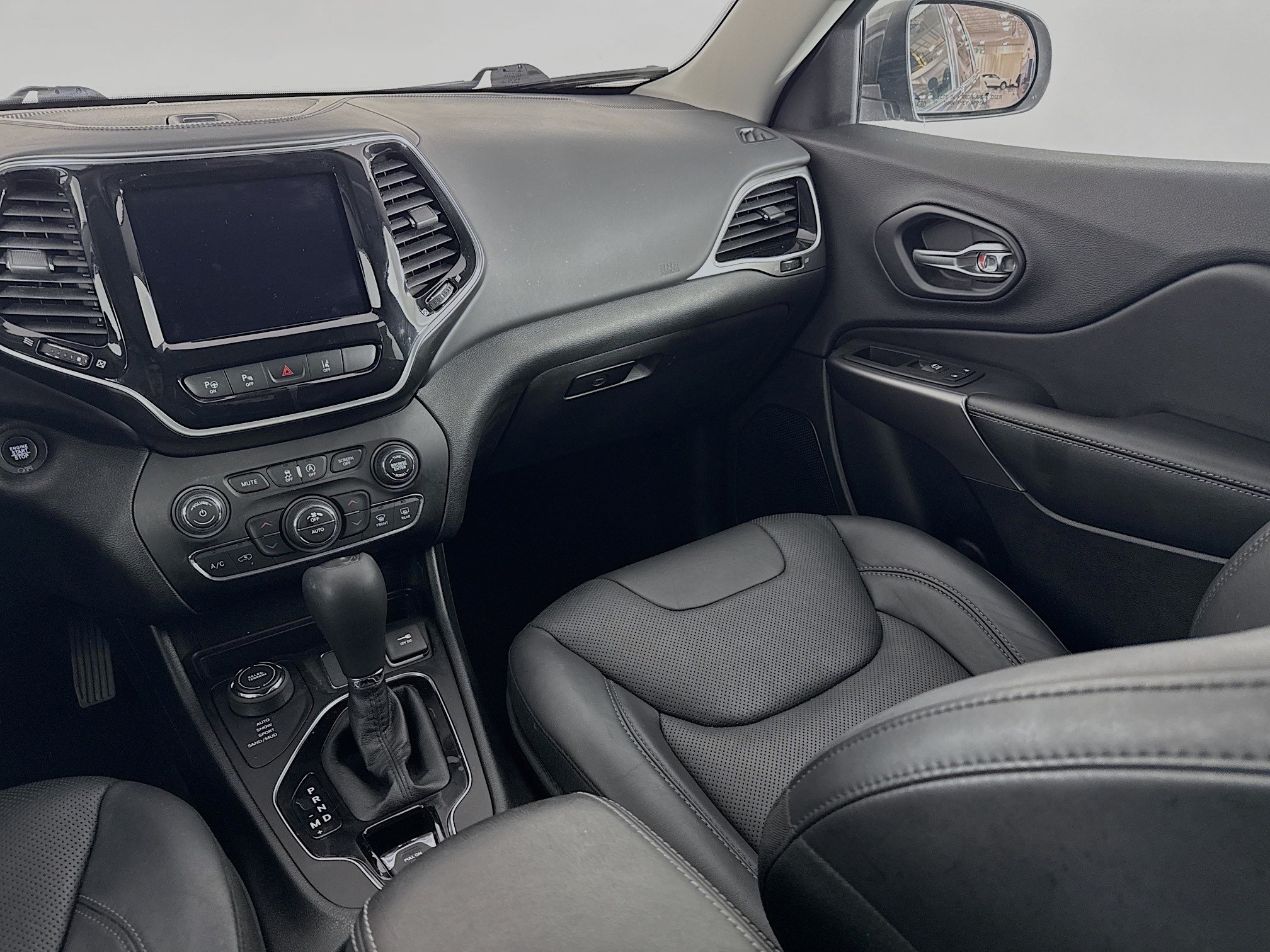 Used 2019 Jeep Cherokee Overland w/ Technology Group AWD/4WD image 23