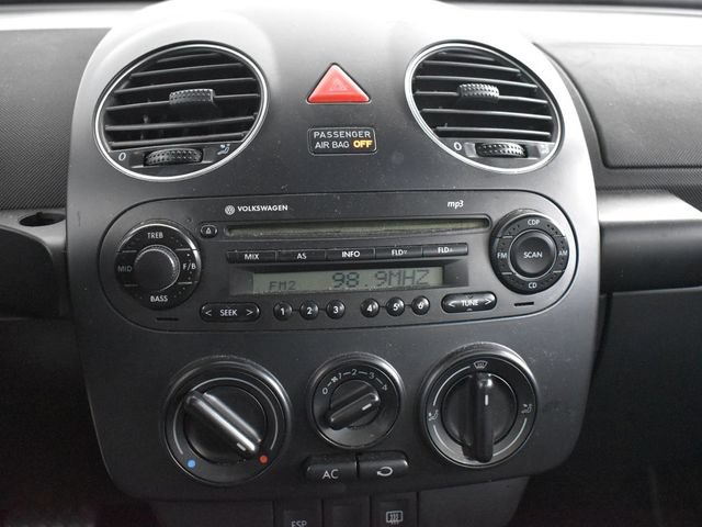 Used 2010 Volkswagen Beetle Coupe FWD image 10