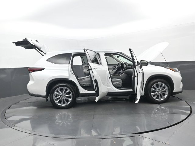 Used 2026 Toyota Highlander Limited AWD/4WD image 33
