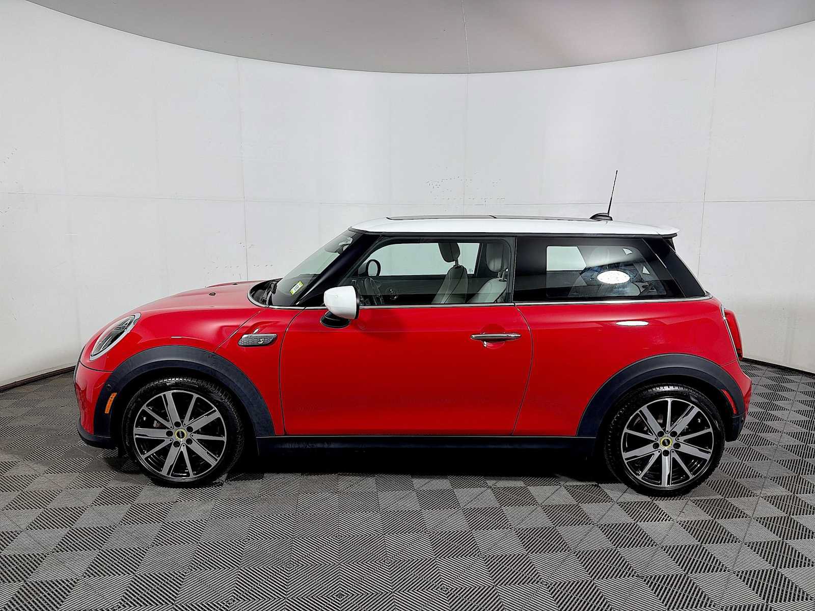 Used 2024 MINI Cooper SE FWD image 4