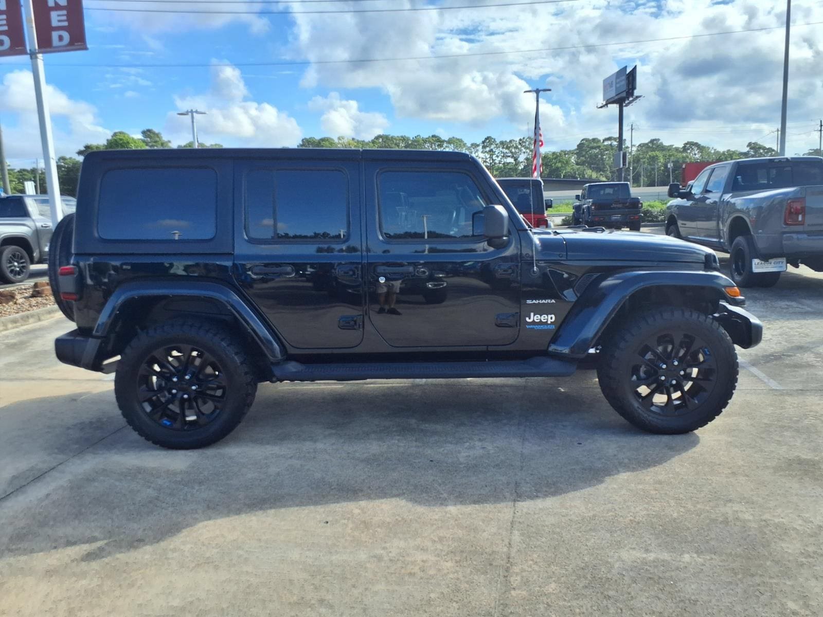 Used 2022 Jeep Wrangler Unlimited Sahara w/ Cold Weather Group AWD/4WD image 9