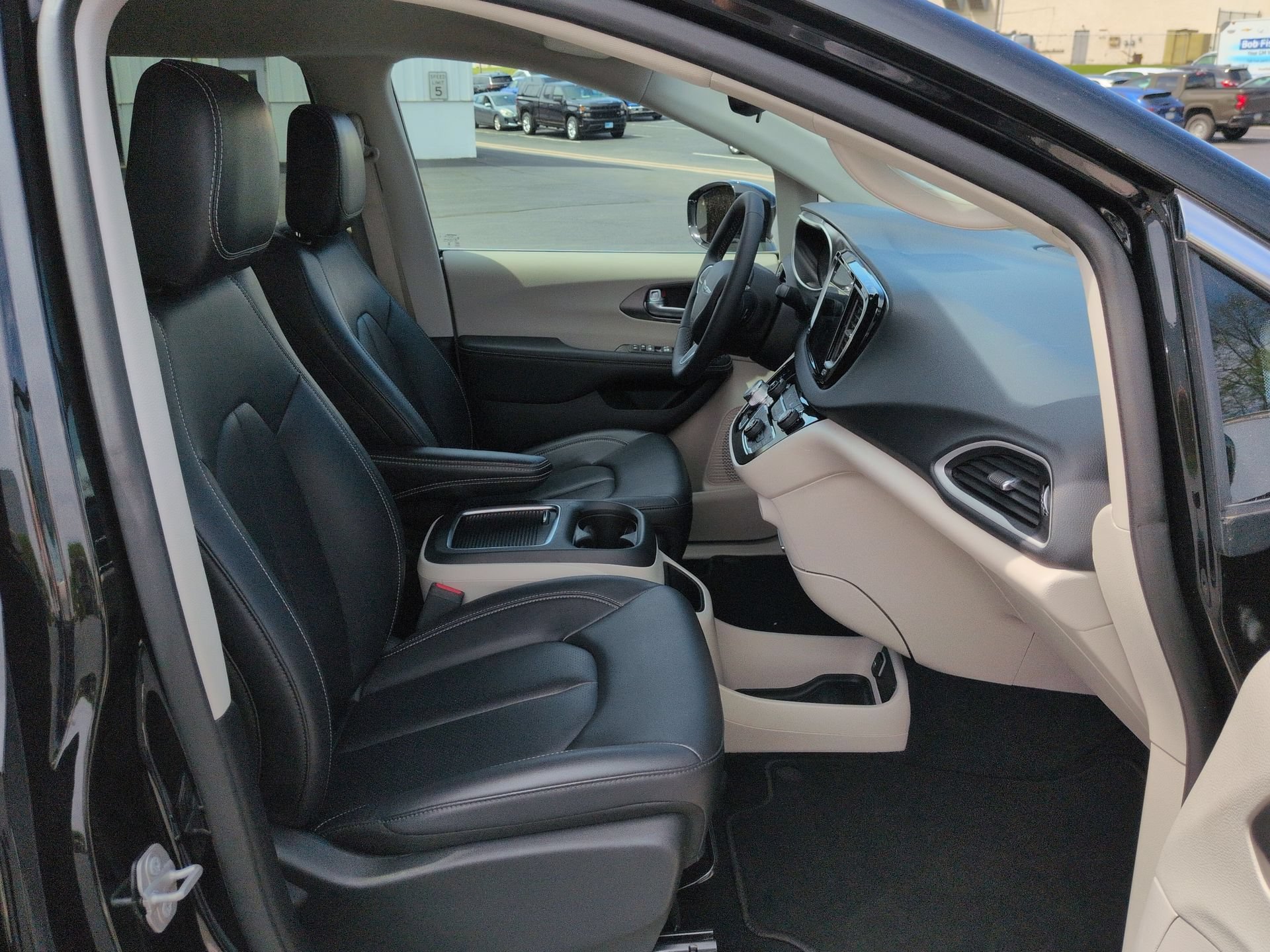 Used 2024 Chrysler Pacifica Touring-L FWD image 27