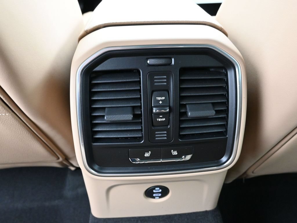 Certified 2026 Porsche Macan AWD/4WD image 18
