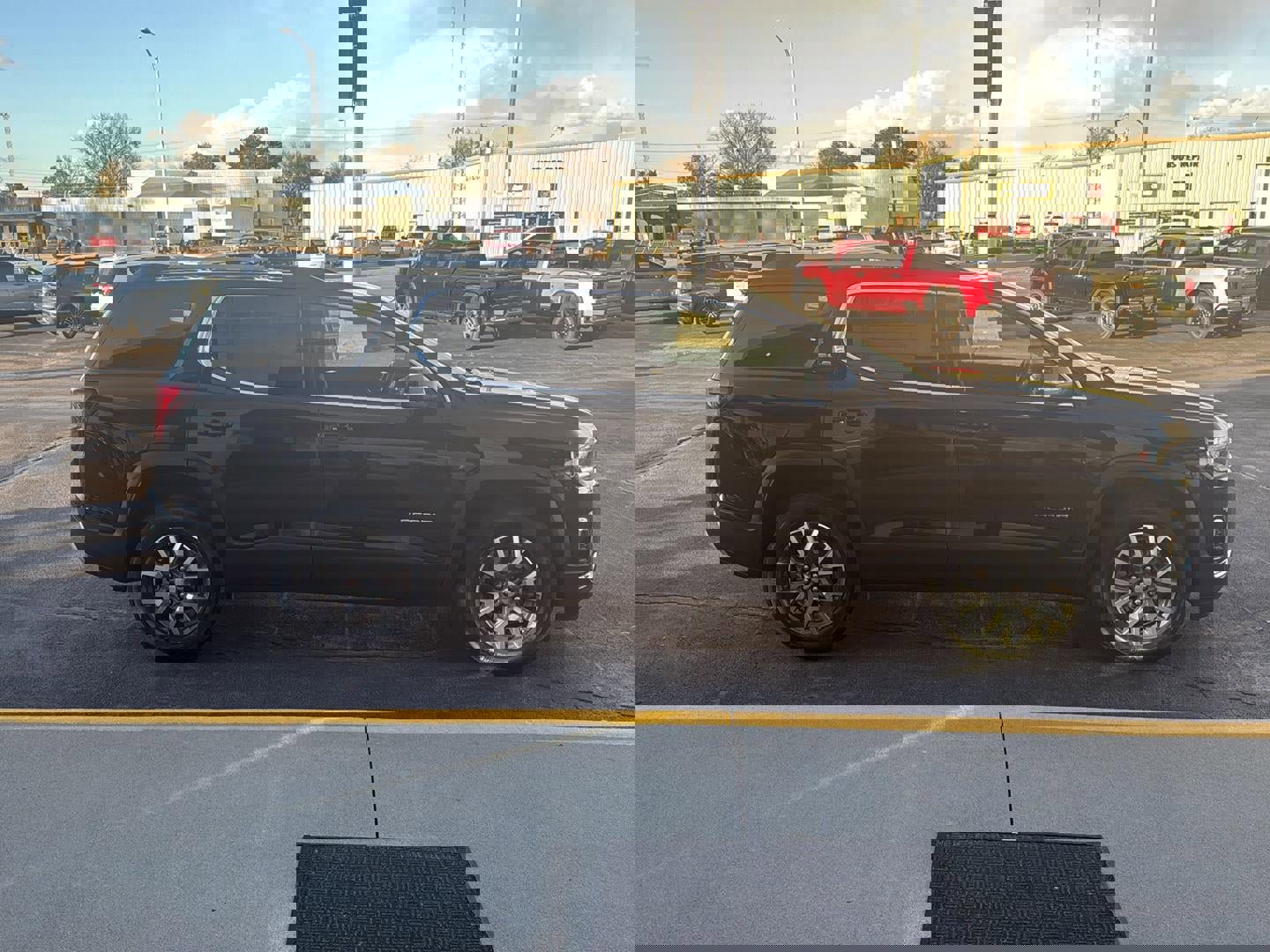 Used 2023 GMC Acadia SLE w/ Driver Convenience Package image 6