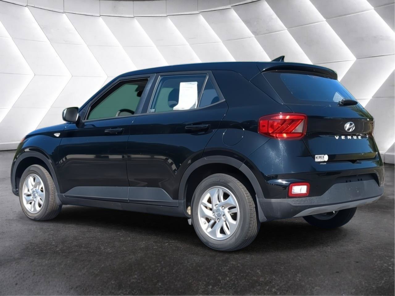 Used 2021 Hyundai Venue SE FWD image 24
