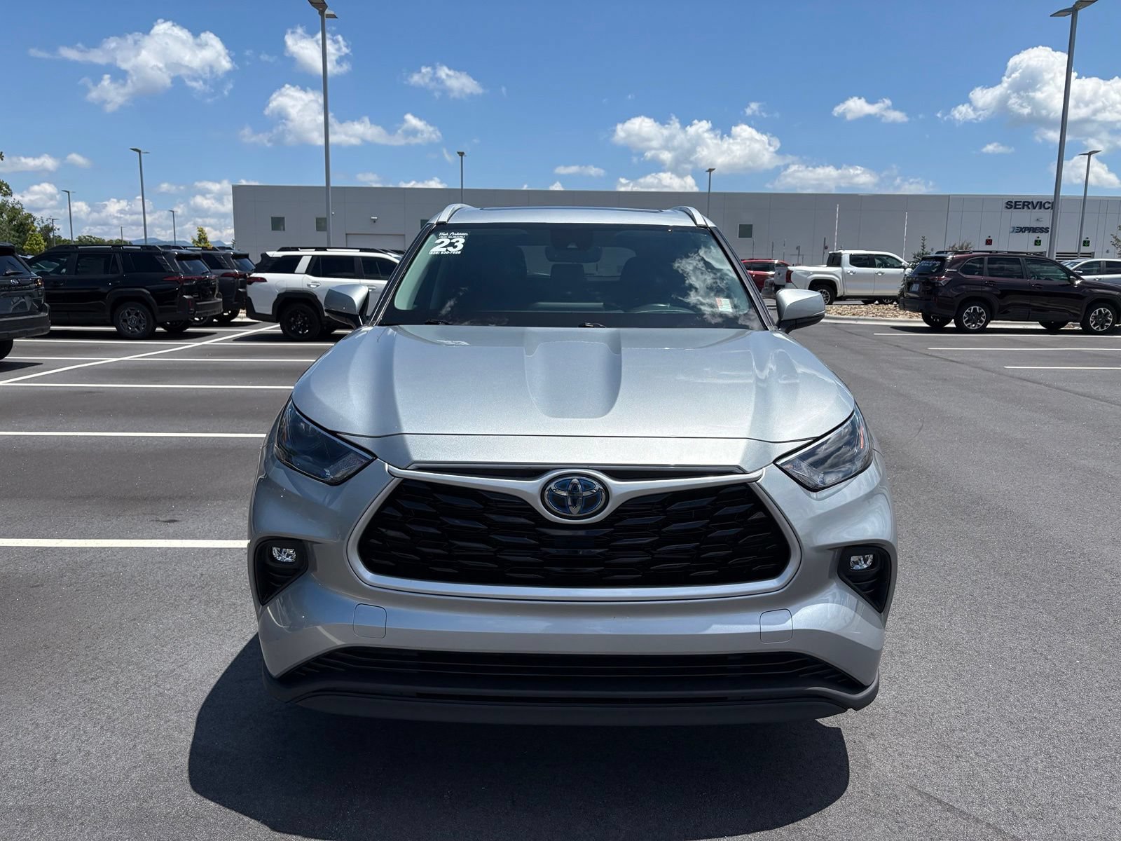 Used 2023 Toyota Highlander XLE AWD/4WD image 2