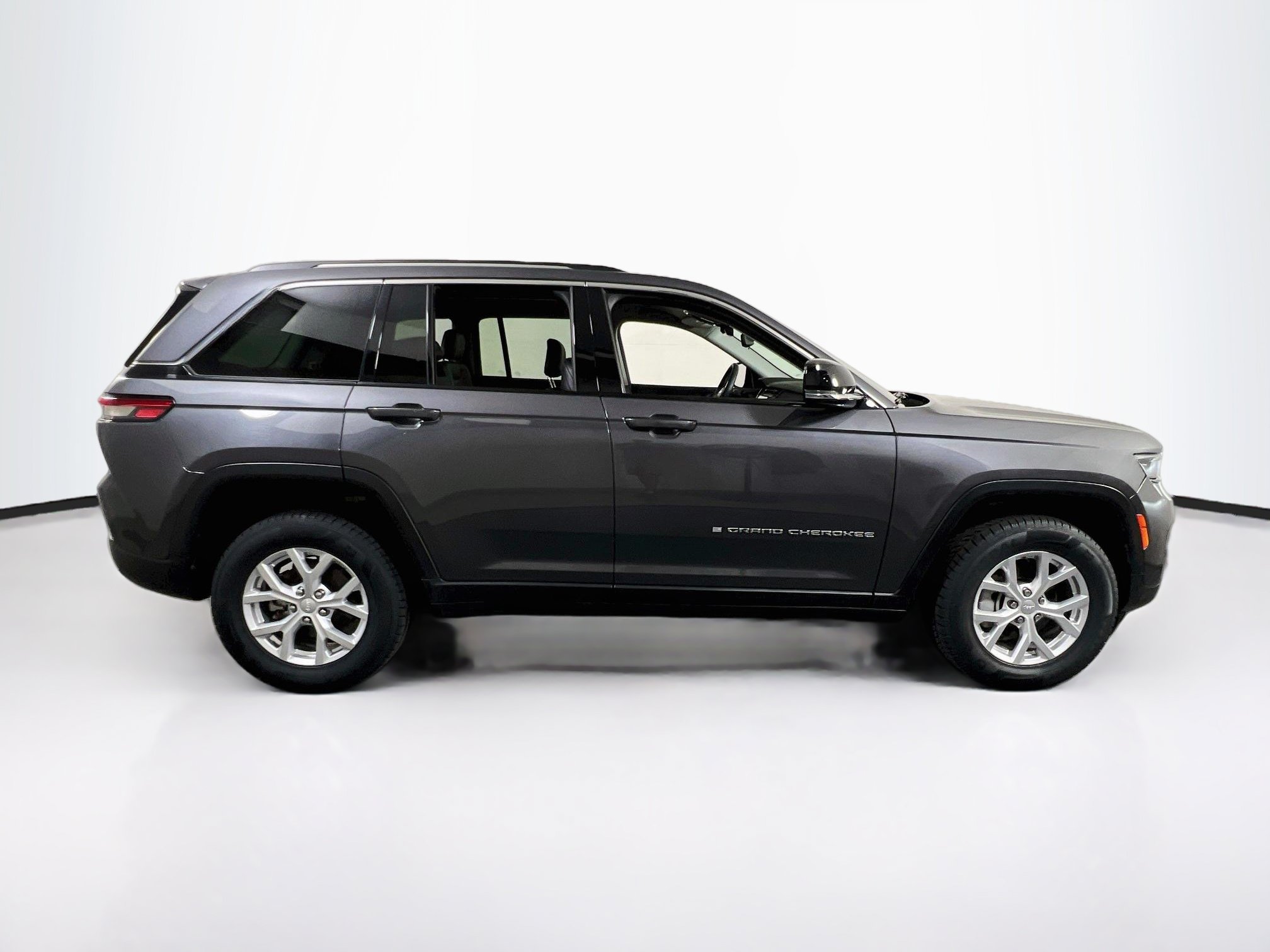 Used 2023 Jeep Grand Cherokee Limited AWD/4WD image 4