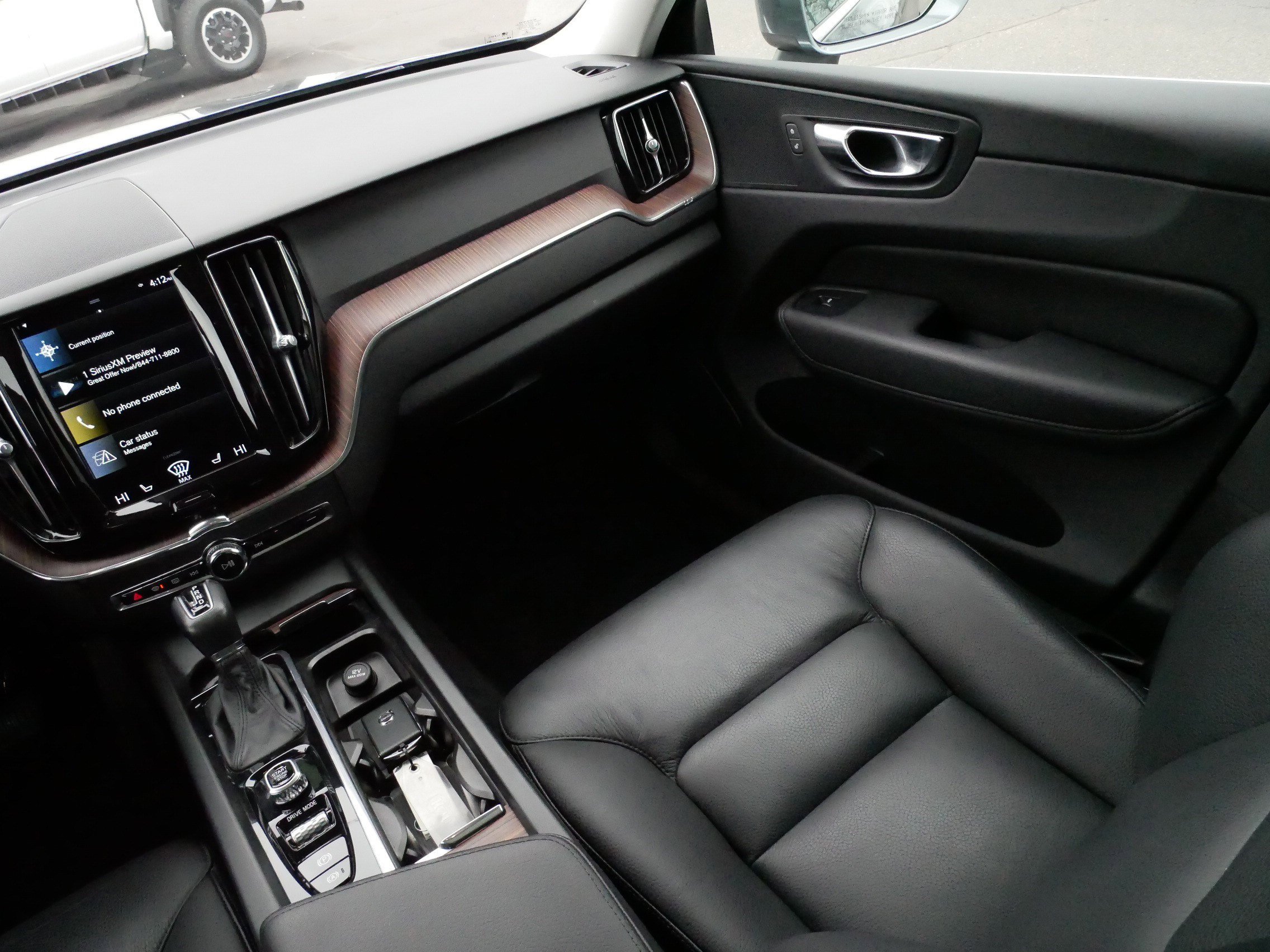 Used 2021 Volvo XC60 T5 Momentum w/ Premium Package image 11