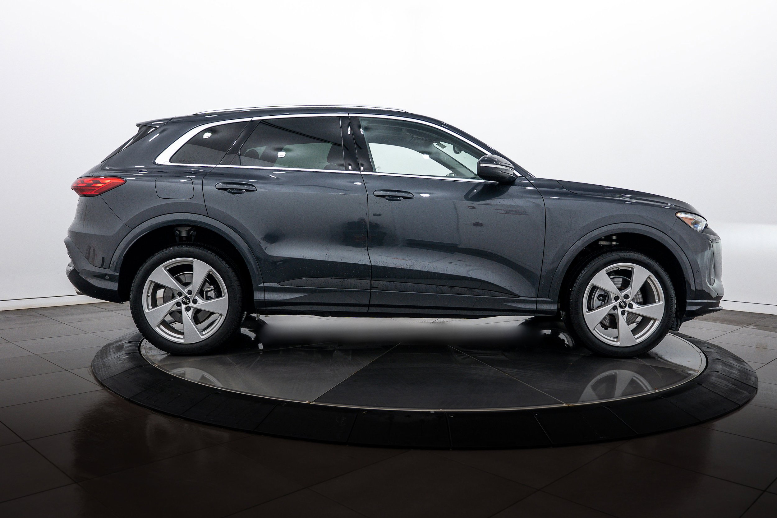 Certified 2025 Audi Q5 Premium Plus w/ Premium Plus AWD/4WD image 3