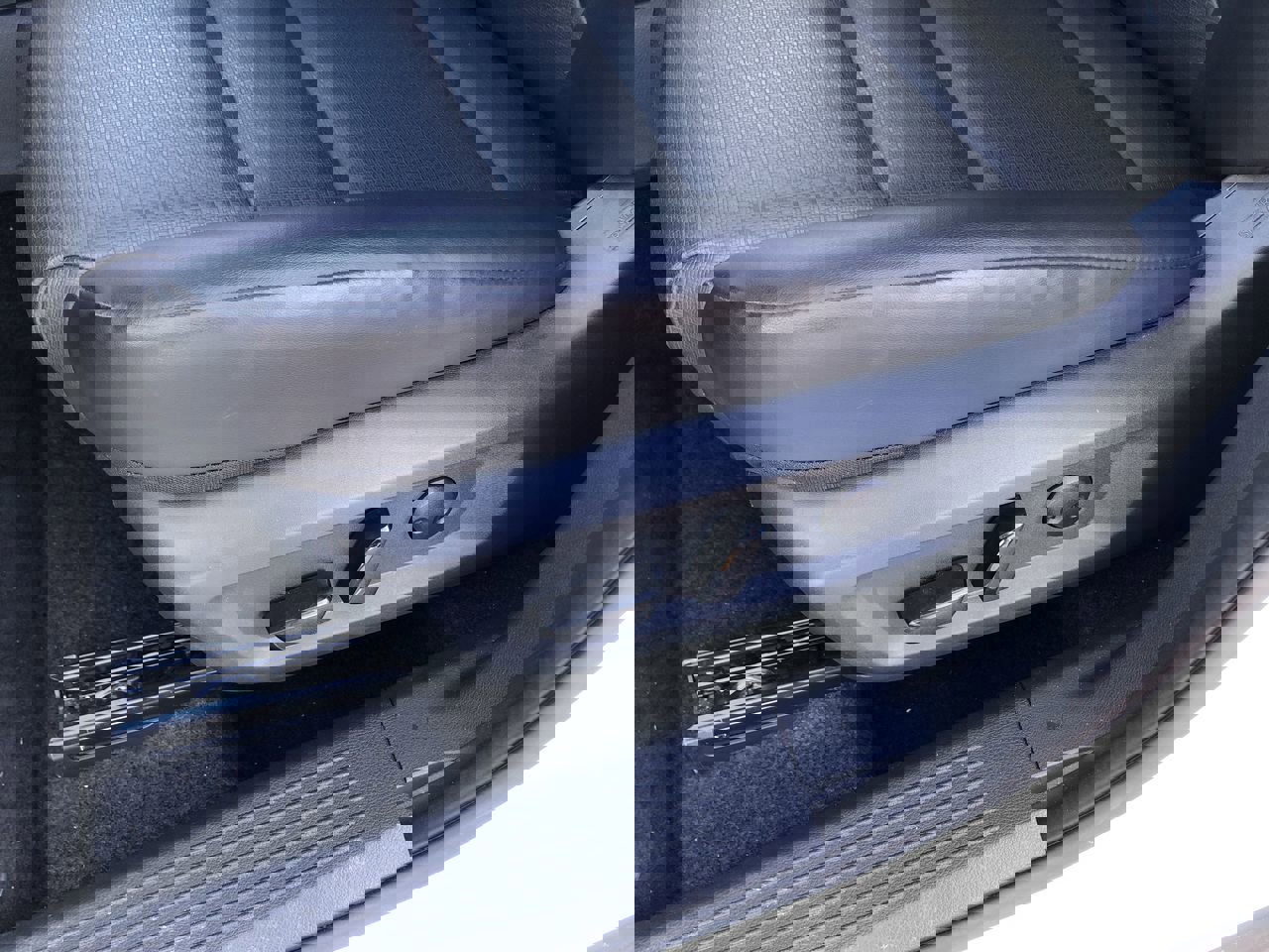 Used 2025 Nissan Rogue SV w/ SV Premium Package image 15