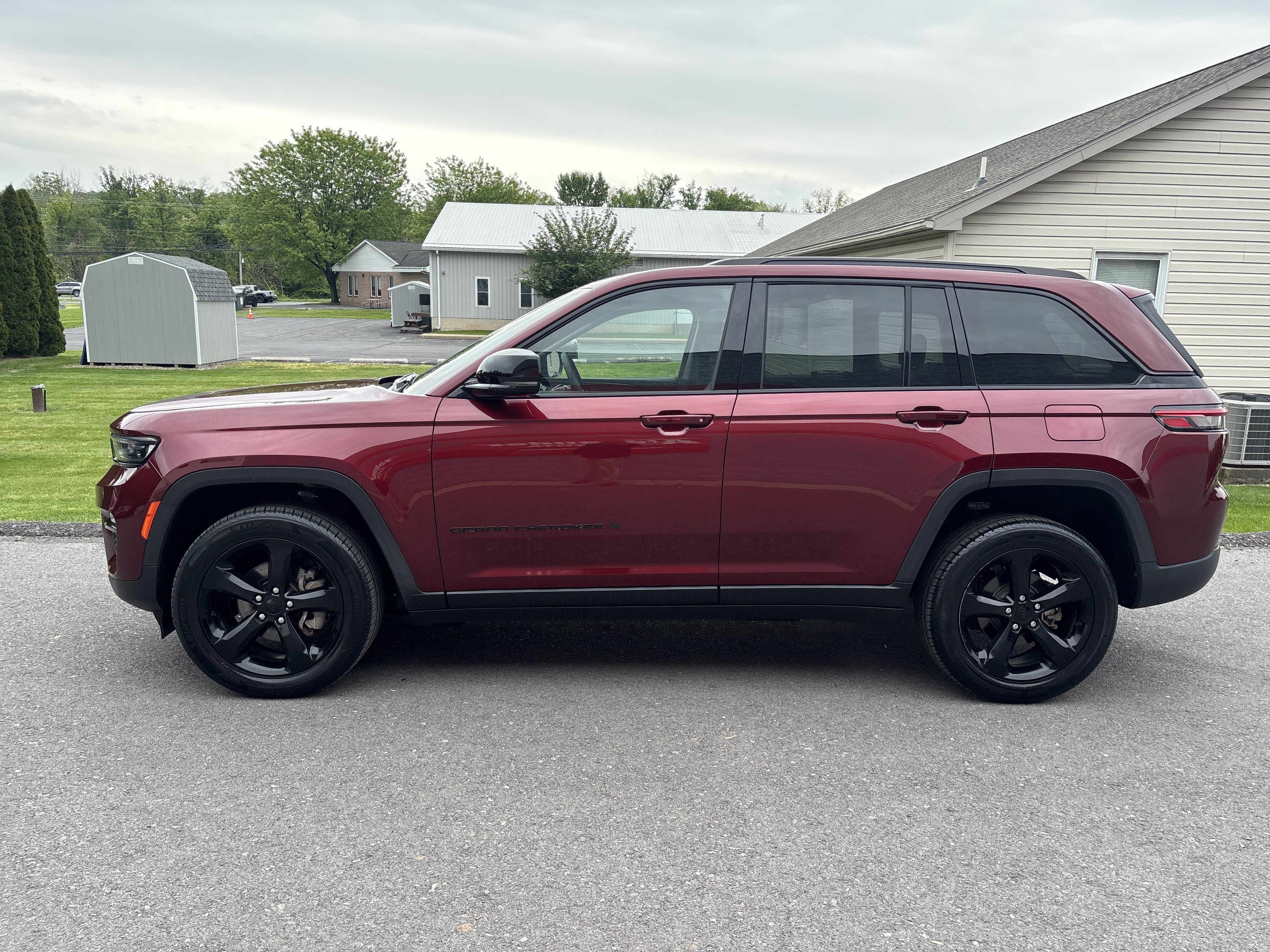 Used 2023 Jeep Grand Cherokee Limited w/ Black Appearance Package AWD/4WD image 7