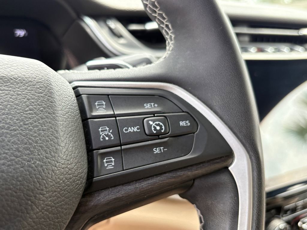 Used 2023 Jeep Grand Cherokee Limited AWD/4WD image 16