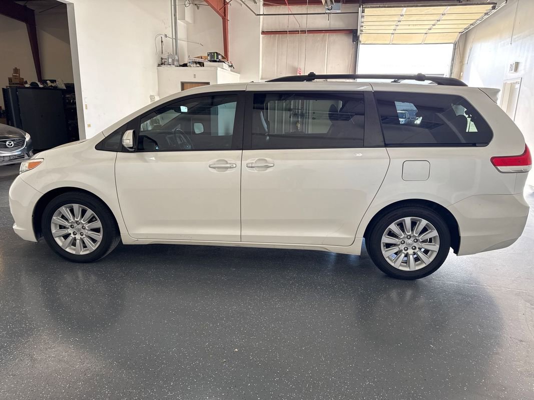 Used 2013 Toyota Sienna Limited w/ Premium Pkg image 7