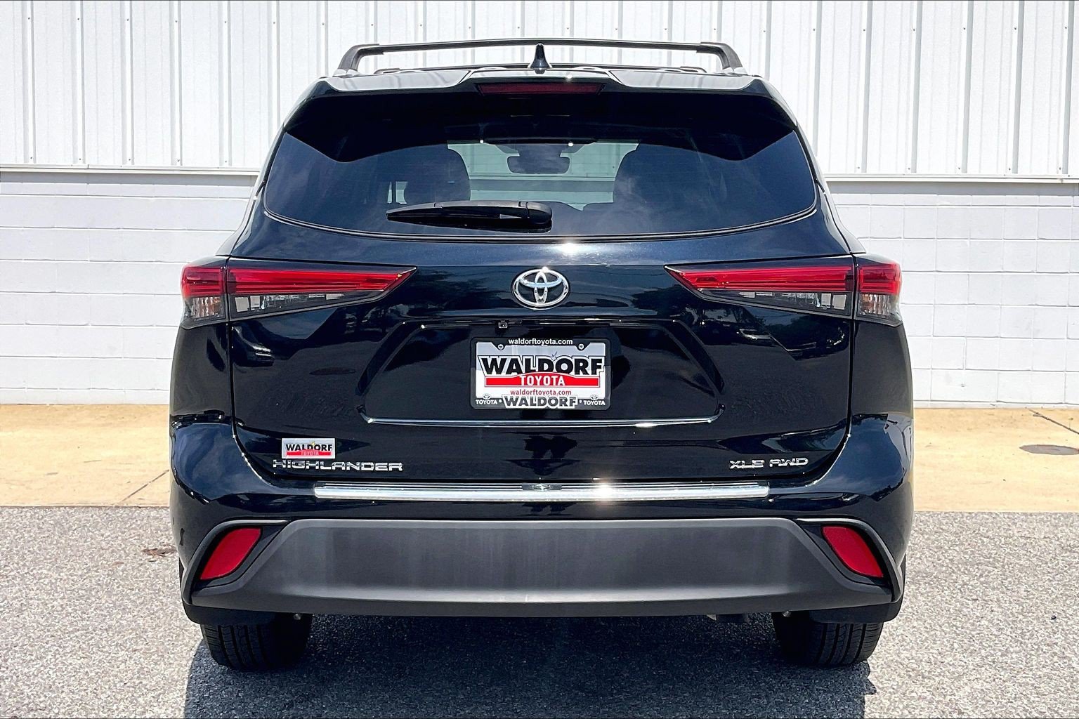 Used 2023 Toyota Highlander XLE AWD/4WD image 5