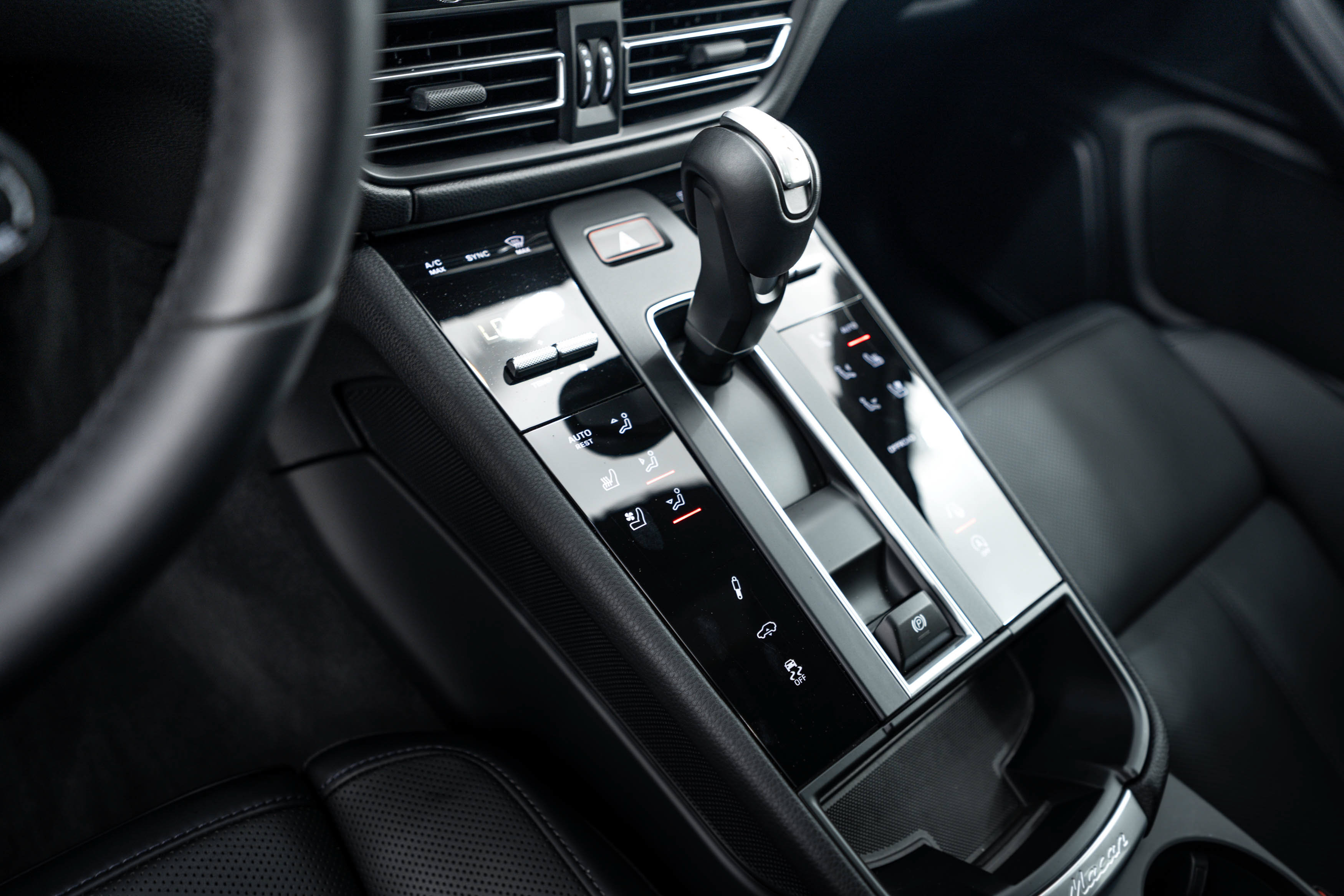 Certified 2026 Porsche Macan Turbo AWD/4WD image 14