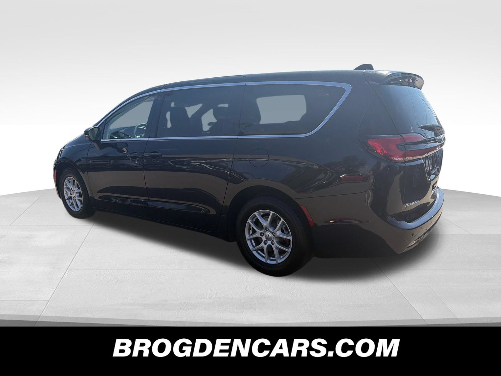 Used 2023 Chrysler Pacifica Touring-L FWD image 6