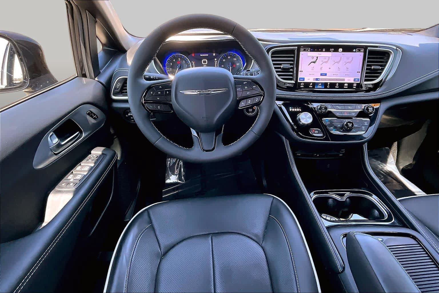 Used 2026 Chrysler Pacifica Limited w/ Uconnect Theater Family Group FWD image 5